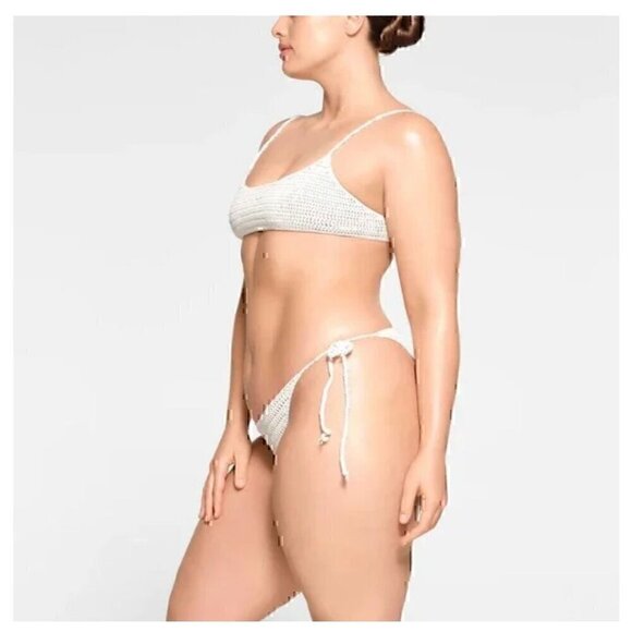SKIM BY KIM KARDASHIAN, SKIM CROCHET SWIM MICRO SCOOP BIKINI TOP, COLOR MARBLE, - Picture 3 of 6